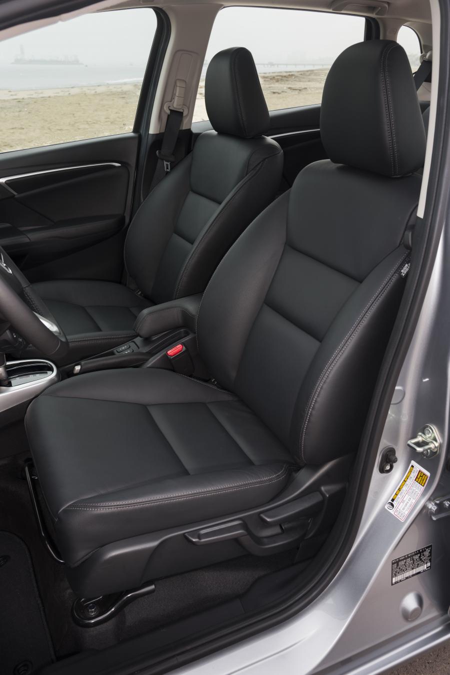 Интерьер Honda Fit 2017 года  (NA) (фото 21 из 50)